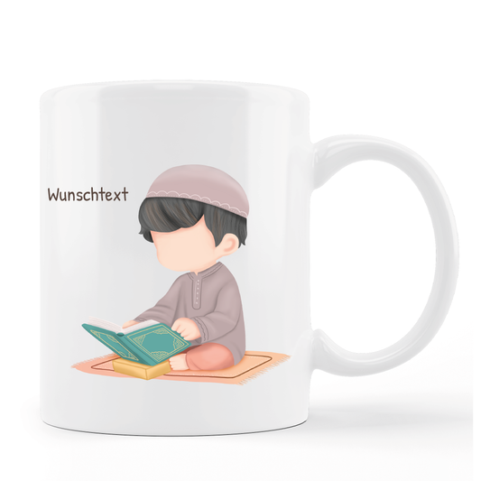 Junge liest Koran-Tasse personalisierbar