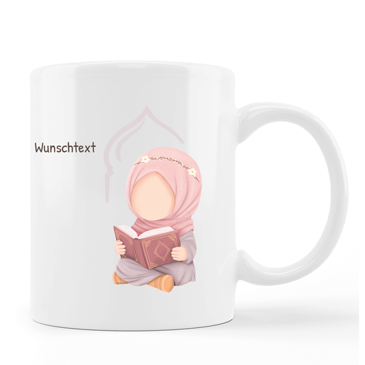 Mädchen liest Koran-Tasse personalisierbar